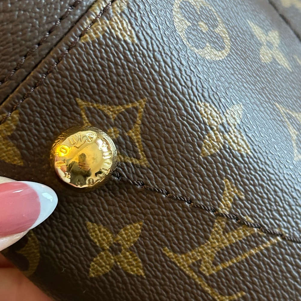 Authentic Louis Vuitton Artsy MM – Monogram Canvas - Picture 13 of 15
